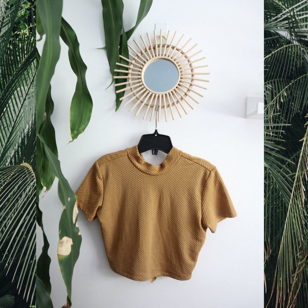URBAN OUTFITTERS Backless Crop Top